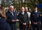 Herrmann mit mehreren Personen und Polizisten bei Pressekonferenz in Park
