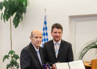 Verleihung Verdienstkreuz am Bande Arved Semerak durch Staatssekretär Sandro Kirchne