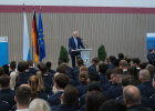 Innenminister Joachim Herrmann am Rednerpult vor Polizeibeamtinnen und -beamten