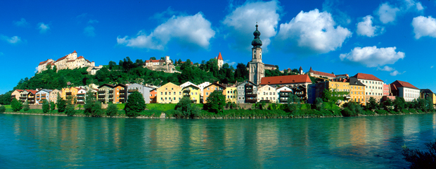Burghausen: Panoramablick auf die malerische Kulisse der Altstadt und die Burg Burghausen: Panoramablick auf die malerische Kulisse der Altstadt und die Burg
