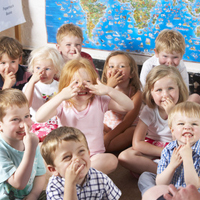 Durch Zusammenarbeit können Kinder- und Jugendarbeit vernetzt werden. Kinder machen Grimassen