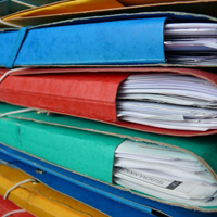 Gleichartige Geschäftsprozesse, die einen hohen Standardisierungs- oder Spezialisierungsgrad aufweisen, bieten sich an, um diese in Zusammenarbeit zu erledigen. Aktenmappen