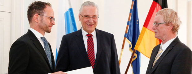 Innenminister Joachim Herrmann verabschiedet Thomas Kranig, den langjährigen Präsidenten des Landesamtes für Datenschutzaufsicht, in den Ruhestand. "Seit 1. August 2011 haben Sie die Geschicke des Landesamtes geleitet, großartige Aufbauarbeit geleistet und eine schlagkräftige und moderne Behörde geformt. Sie hinterlassen große Fußstapfen", sagte Herrmann. Nachfolger ist Ministerialrat Michael Will, bisher Leiter des Sachgebietes 'Datenschutz' im Innenministerium. "Mit Ihrer vielfältigen Verwaltungserfahrung und insbesondere mit Ihrer umfangreichen Expertise im Datenschutzrecht bringen Sie die besten Voraussetzungen mit, um diese Behörde erfolgreich weiter zu führen." Innenminister Herrmann mit Thomas Kranig und Michael Will