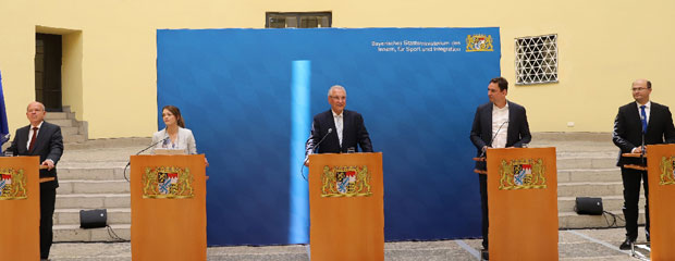 Pressekonferenz von Bayerns Innenminister Joachim Herrmann mit Justizminister Georg Eisenreich, Finanzminister Albert Füracker, Digitalministerin Judith Gerlach und Dr. Burkhard Körner, Präsident des Bayerischen Landesamtes für Verfassungsschutz, zur ressortübergreifenden Cyberabwehr Bayern Pressekonferenz von Bayerns Innenminister Joachim Herrmann mit Justizminister Georg Eisenreich, Finanzminister Albert Füracker, Digitalministerin Judith Gerlach und Dr. Burkhard Körner, Präsident des Bayerischen Landesamtes für Verfassungsschutz, zur ressortübergreifenden Cyberabwehr Bayern