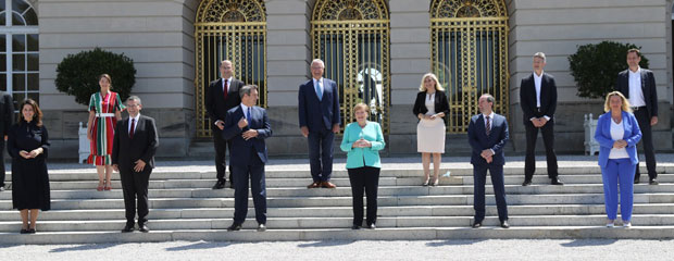 14. Juli 2020: Sitzung des Bayerischen Kabinetts mit Bundeskanzlerin Angela Merkel auf Schloss Herrenchiemsee: Das Infektionsgeschehen in Bayern hat sich in den letzten Wochen weiterhin positiv entwickelt. Dies rechtfertigt weitere vorsichtige Öffnungsschritte, u.a. bei Sportwettkämpfen. Gruppenbild des Bayerischen Kabinetts mit Angela Merkel