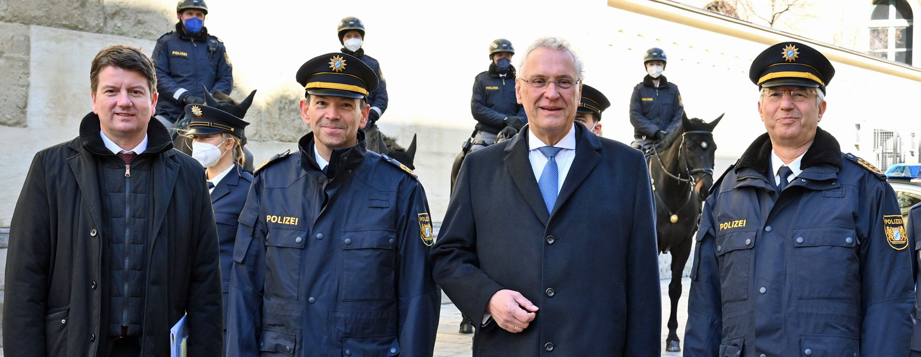 Chefwechsel an der Spitze der Bayerischen Polizei: Innenminister Joachim Herrmann und Staatssekretär Sandro Kirchner haben Landespolizeipräsident Prof. Dr. Wilhelm Schmidbauer in den Ruhestand verabschiedet und Michael Schwald als Nachfolger ins Amt eingeführt. "Aktuell ist die Bayerische Polizei so stark wie nie zuvor", betonte Herrmann. Neben der Rekordzahl an Polizistinnen und Polizisten führte der Innenminister auch die hochmoderne Ausstattung an, die bundesweit ihresgleichen sucht. Innenminister Herrmann, Staatssekretär Kirchner und Staatssekretär a.D. Eck mit Wilhelm Schmidbauer und Michael Schwald