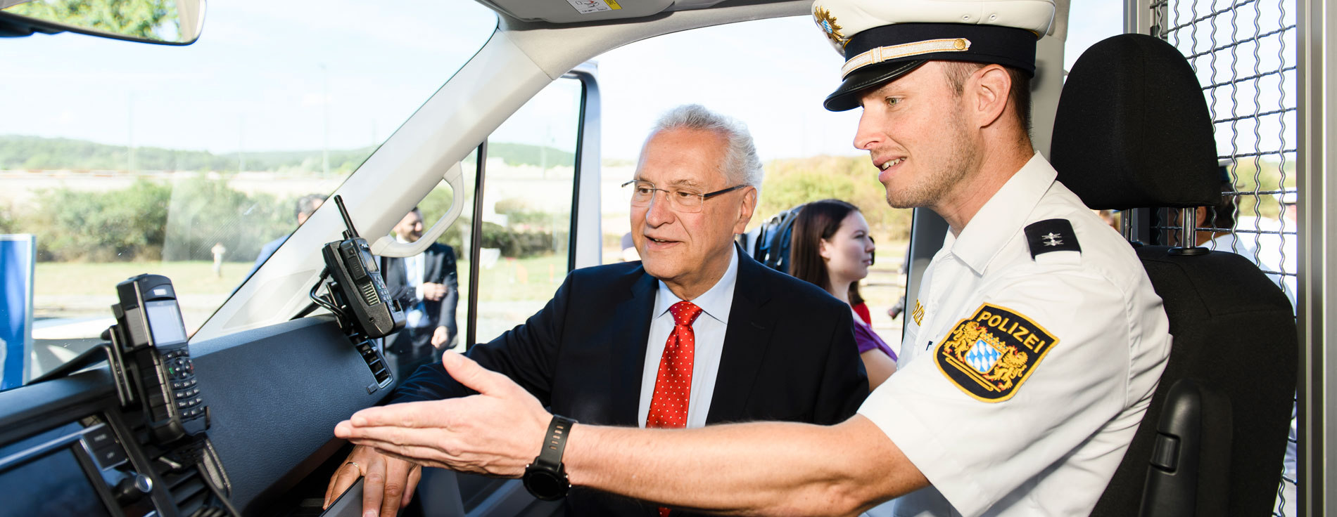 Innenminister Joachim Herrmann stelllt gemeinsam mit Polizeiexperten ein neues hochmodernes Kontrollfahrzeug mit Spezialtechnik vor. Das Besondere daran: Lkw-Kontrollen sind während der Fahrt möglich. Innenminister Herrmann in einem Polizeibus