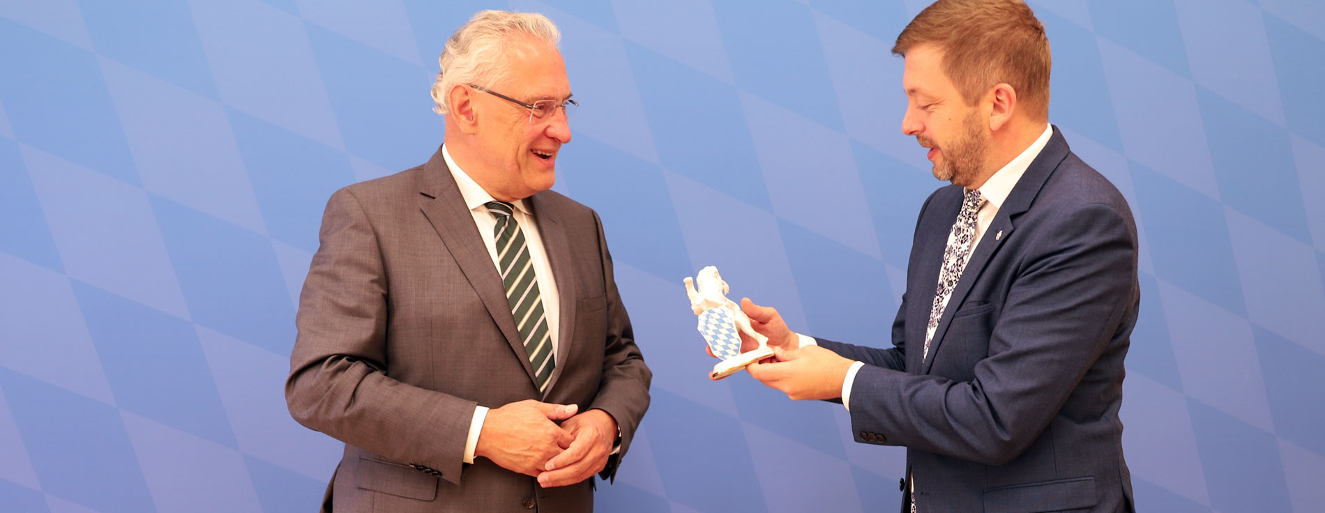 Engere Zusammenarbeit in der Inneren Sicherheit: Bayerns Innenminister Joachim Herrmann überreicht dem tschechischen Innenminister Vit Rakušan einen Bayerischen Löwen Joachim Herrmann und Innenminister Vit Rakušan