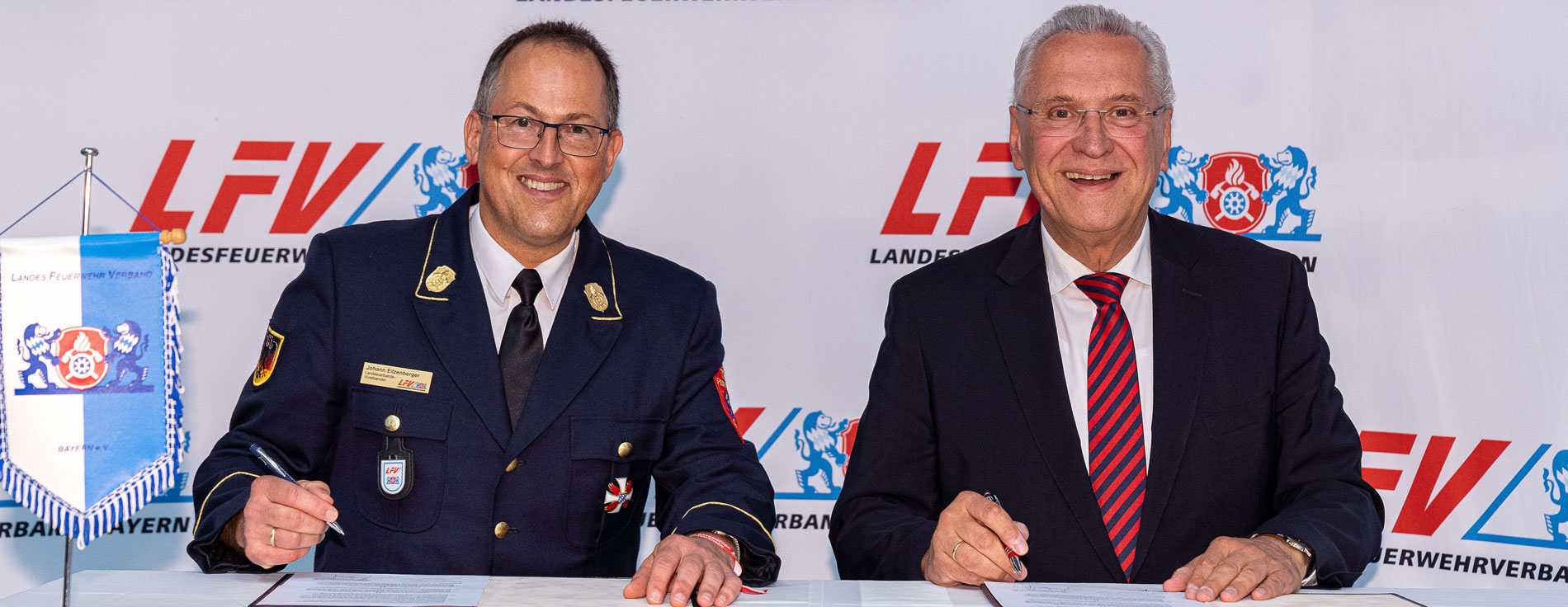 Bedeutende Ressource der Gefahrenabwehr: Innenminister Joachim Herrmann und LFV-Vorsitzender Johann Eitzenberger unterzeichnen die neue Kooperationsvereinbarung zum Katastrophenschutz. Innenminister Joachim Herrmann und LFV-Vorsitzender Johann Eitzenberger