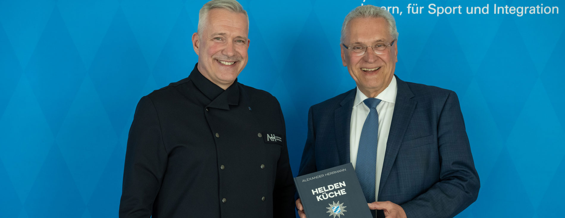 Lieblingsrezepte bayerischer Polizistinnen und Polizisten, verfeinert vom Sternekoch: Alexander Herrmann und Innenminister Joachim Herrmann Sternekoch Alexander Herrmann und Innenminister Joachim Herrmann