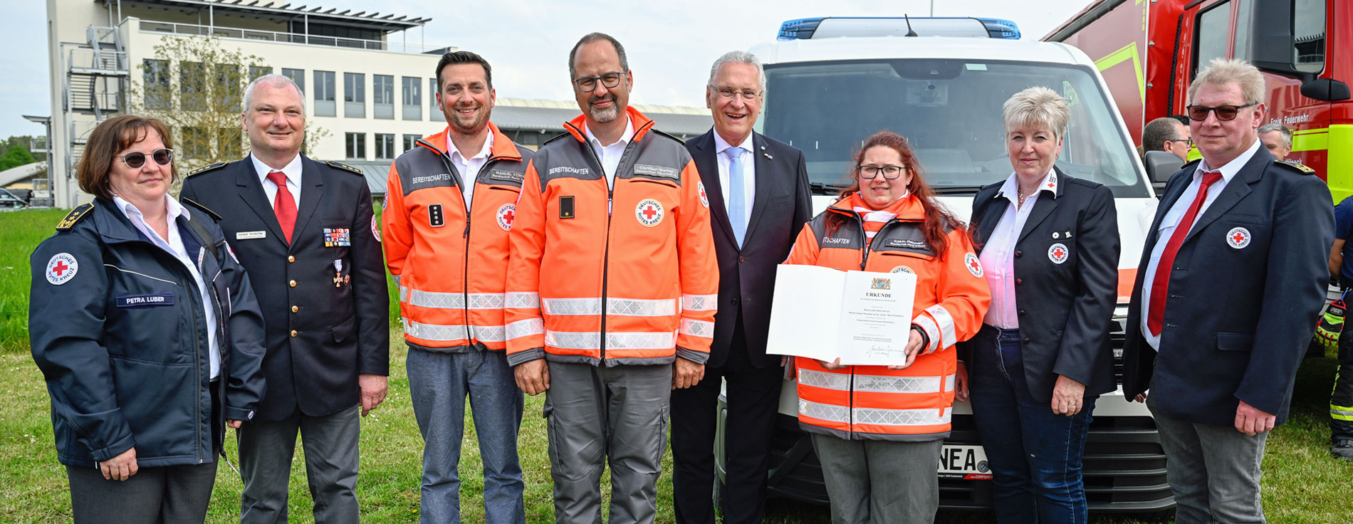 Optimale Ausrüstung: Innenminister Joachim Herrmann übergibt neue Fahrzeuge an den BRK Kreisverband Neustadt an der Aisch – Bad Windsheim, u.a. mit BRK-Präsidentin Angelika Schorer, MdL Gruppenfoto vor neuem Fahrzeug: Einsatzkräfte des BRK, Innenminister Herrmann und BRK-Präsidentin Angelika Schorer