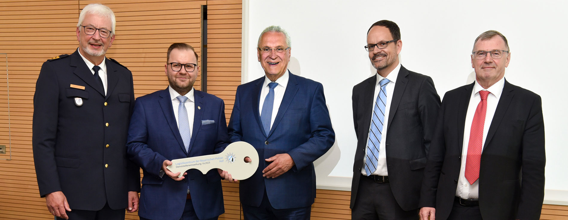 'Wir liefern Sicherheit – von der Büroklammer bis zum Hubschrauber': Eröffnung des neuen Logistikzentrums der Bayerischen Polizei mit Polizeipräsident Udo Skrzypczak, dem Dienststellenleiter des Polizei-Logistikzentrums Nicky Müller, Innenminister Joachim Herrmann, Vermieter Gerhard Knab und Architekt Hans-Jürgen Wittig Symbolische Schlüsselübergabe: Gruppenfoto