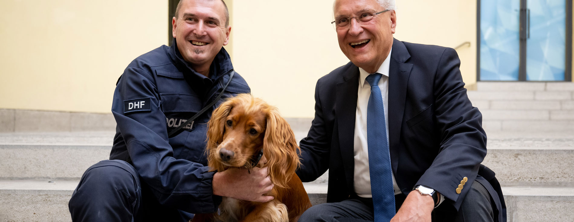 Kampf gegen Kinderpornographie verstärkt fortsetzen: Innenminister Joachim Herrmann mit Spürhund und Polizist Innenminister Joachim Herrmann mit Spürhund und Polizist