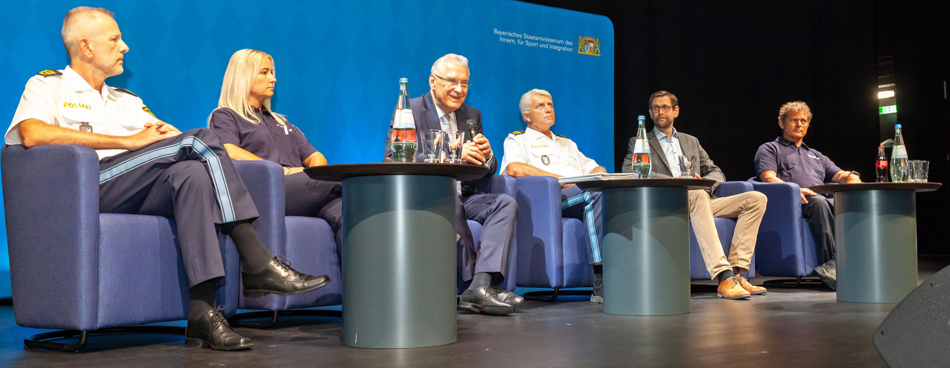 „Der Ausbau der Sicherheitswacht im Freistaat geht weiterhin in großen Schritten voran“: 7. Landeskonferenz Sicherheitswacht in Ingolstadt mit Innenminister Joachim Herrmann Podiumsdiskussion, u.a. mit Innenminister Joachim Herrmann