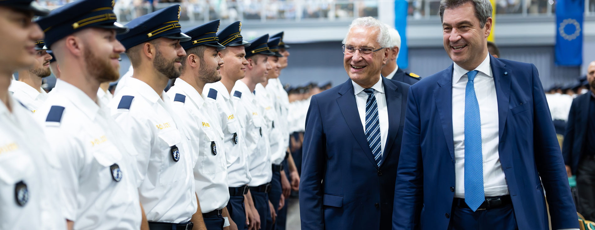 Neuer Rekordwert mit mehr als 45.000 Polizei-Stellen: Ministerpräsident Dr. Markus Söder und Innenminister Joachim Herrmann bei der Vereidigungsfeier der Bayerischen Polizei Dr. Söder und Herrmann vor Polizistinnen und Polizisten