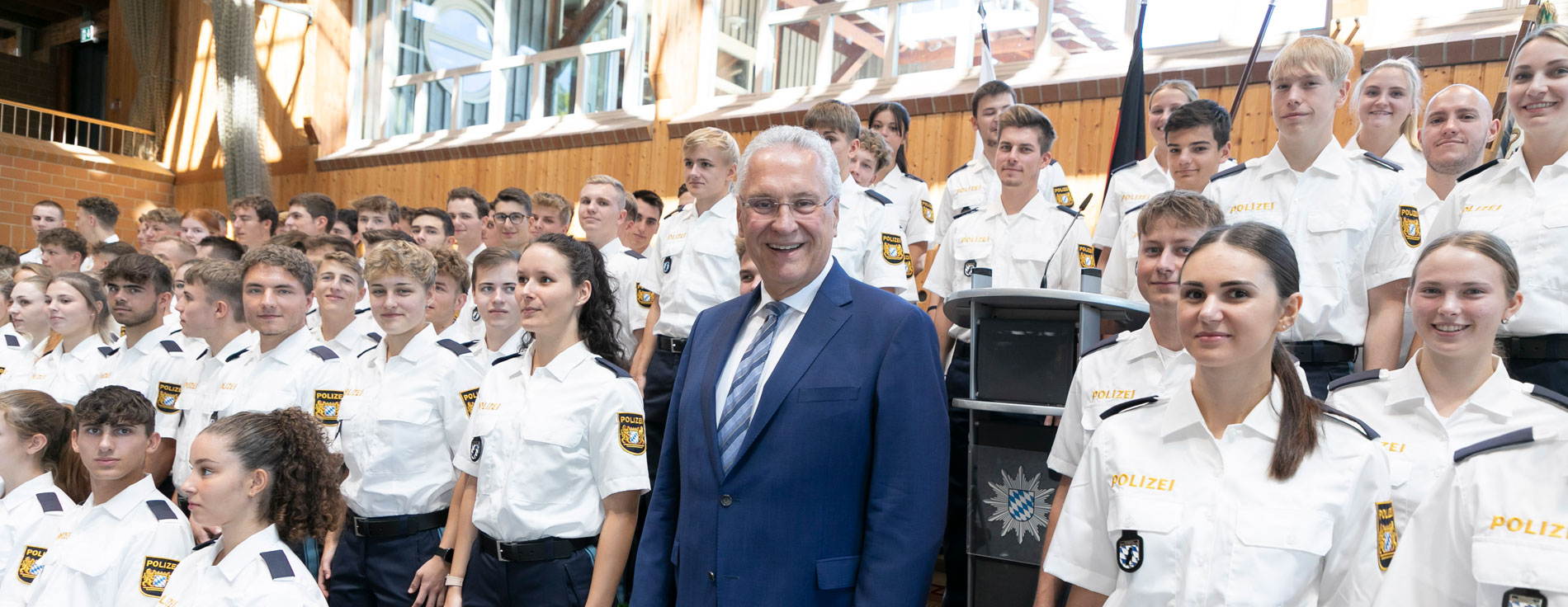 Wertvolle Verstärkung: Innenminister Joachim Herrmann begrüßt bei der Bereitschaftspolizei Sulzbach-Rosenberg rund 150 neu eingestellte Polizistinnen und Polizisten. Herrmann im Kreise neuer Polizistinnen und Polizisten