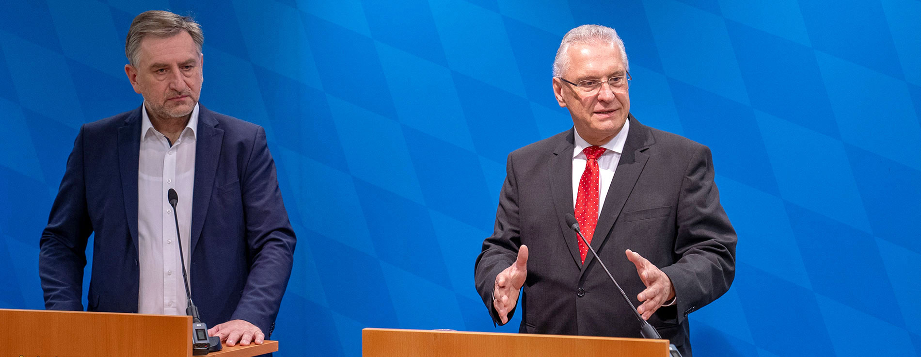 Aufruf, sich an Recht und Gesetz zu halten und Unterstützung für die Forderungen der Landwirte: Innenminister Joachim Herrmann mit dem Präsidenten des Bayerischen Bauernverbands Günther Felßner. Herrmann und Felßner am Rednerpult
