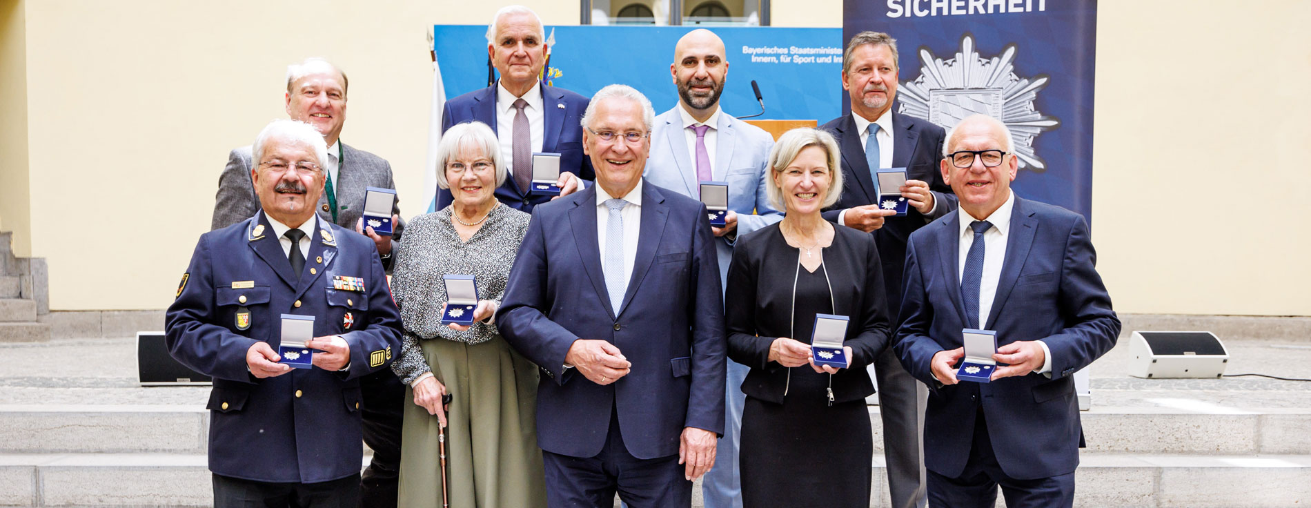 Leuchtende Vorbilder: Innenminister Joachim Herrmann verleiht den „Stern der Sicherheit“ an acht Persönlichkeiten, die sich um die Innere Sicherheit Bayerns verdient gemacht haben. Im Bild mit Hubertus Andrä, Volker Härdtl, Alfred Hettmer, Ahmad Mansour, Prof. Dr. Angelika Niebler, Leonhard Stärk, Fredi Weiß und Helga Wolf. Gruppenfoto mit Geehrten