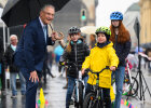 Innenminister Joachim Herrmann neben Kindern auf Fahrradparcour