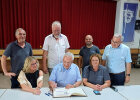 Gruppenbild StM Herrmann beim Eintrag ins Goldene Buch der Gemeinde Euerbach