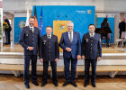 Gruppenbild mit Herrmann, Trebes, Schmelzer und Rothdauscher vor Bühne