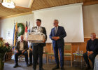 Landrat Max Heimerl mit Geschenk und Innenminister Joachim Herrmann 