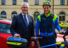 Innenminister Joachim Herrmann neben Polizist mit Fahrrad