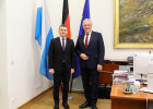 Herrmann und der aserbaidschanische Botschafter Nasimi Aghayev in Herrmanns Büro