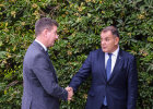 Innenstaatssekretär Sandro Kirchner schüttelt dem griechischen Migrationsminister Nikolaos Panagiotopoulos die Hand.