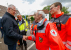 Herrmann mit BRK-Helfern