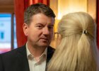 Auf dem Bild sind Staatssekretär Sandro Kirchner und die Präsidentin des Bayerischen Verwaltungsgerichtshofs, Frau Andrea Breit, im Gespräch beim Abendessen anlässlich der 63. Konferenz der Chefpräsidenten und -präsidentinnen der Oberverwaltungsgerichte und Verwaltungsgerichtshöfe der Länder und des Bundesverwaltungsgerichts.