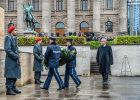 zwei Polizisten bei Kranzniederlegung, Innenminister Joachim Herrmann geht hinterher