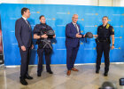 Herrmann und Eisenreich präsentieren mit zwei Polizeibeamten die Schutzausrüstung