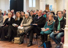 Blick in die erste Sitzreihe der Gottesdienst-Teilnehmer*Innen