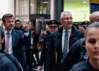 Oberbürgermeister Marcus König und Innenminister Joachim Herrmann in Menschenmenge am Nürnberger Hauptbahnhof