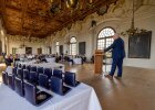 Blick in den Saal mit Herrmann am Rednerpult und Medaillen im Vordergrund