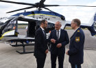 Herrmann im Gespräch vor Polizeihubschrauber