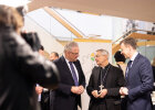 Herrmann im Gespräch mit Gläubigen