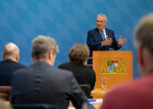Innenminister Joachim Herrmann hinter Rednerpult bei Pressekonferenz