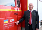 Innenminister Herrmann mit Feuerwehrauto Hilfskonvoi