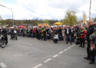 Herrmann im Zuschauerbereich mit Blick auf Motorradfahrer
