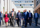 Herrmann mit Steinmeier, Söder, Huml und weiteren Personen bei Spaziergang