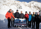 Gruppenbild mit Schild: Achtung Lawinen!