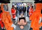 Auf dem Bild sind Innenminister Joachim Herrmann und Staatssekretär Sandro Kirchner bei der Anti-Terrorübung MainTEX 2024 zu sehen, hier bei der Besichtigung eines Versorgungszeltes des Bayerischen Roten Kreuzes.