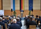 Blick in den gestuhlten Saal, Herrmann am Rednerpult