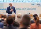 Auf dem Bild ist Innenminister Joachim Herrmann bei seiner Rede anlässlich des 75. Jubiläums des Verbandes kommunaler Unternehmer in Bayern (VKU) zu sehen.