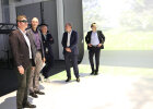 Kirchner und weitere Personen im 3D Labor mit 3D Brille