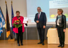 Innenminister Joachim Herrmann neben einer Preisträgerin und Regierungspräsidentin von Oberbayern Maria Els