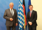 Innenminister Joachim Herrmann neben US-Generalkonsul Timothy E. Liston