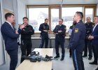 Kirchner mit mehreren Personen der Bereitschaftspolizei vor Tisch mit Laserwaffe